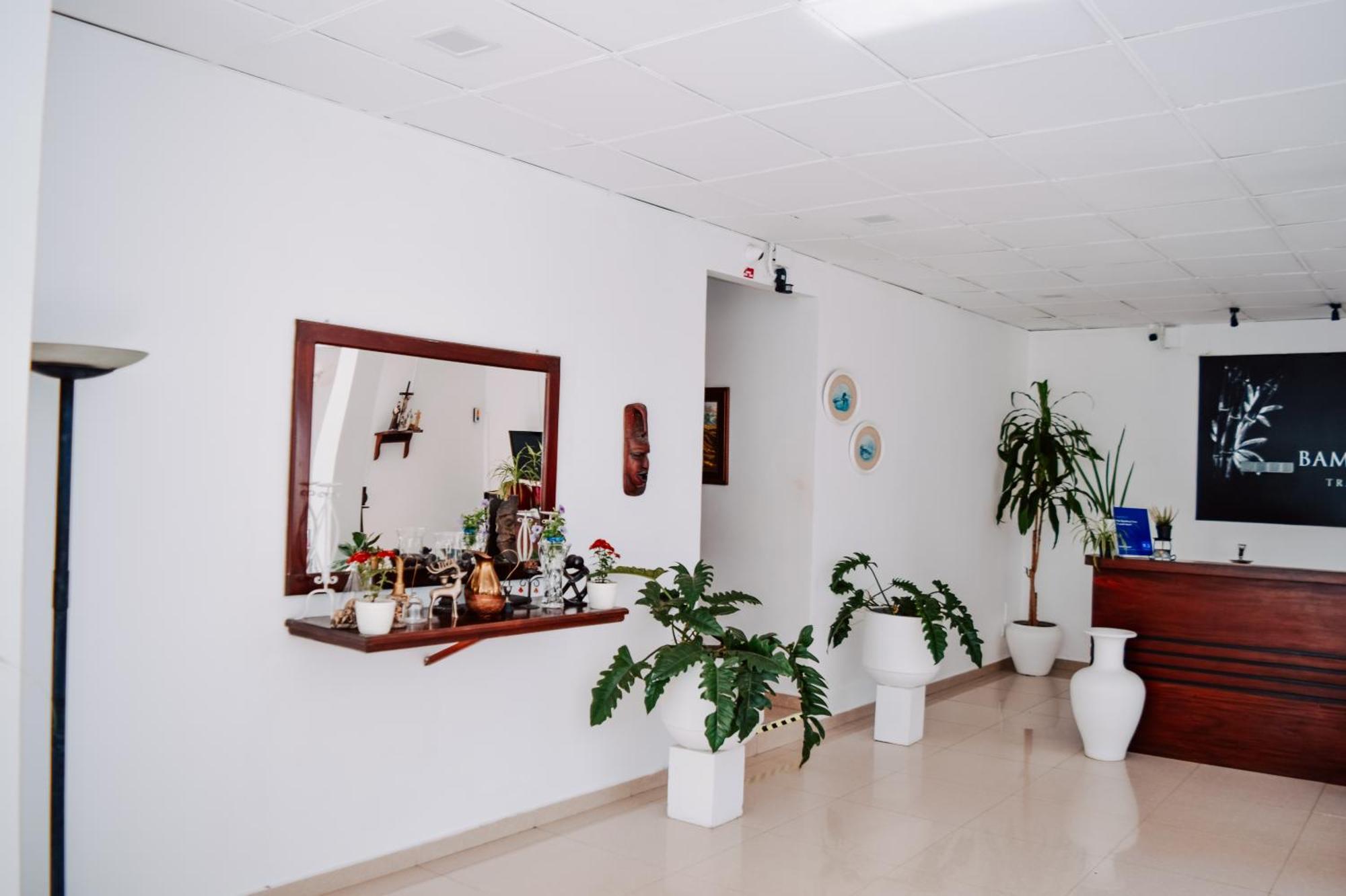 The Bamboo Tree Transit Hotel كاتوناياكى المظهر الخارجي الصورة